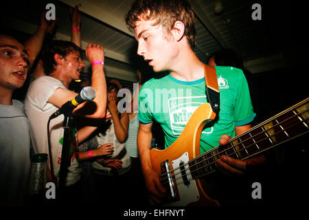 Gute Schuhe zu Abenteuern in rote Beete Feld Bootsparty. Stockfoto