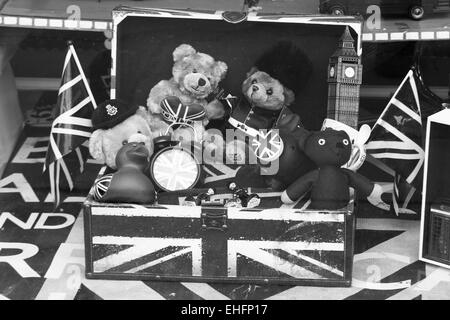 Schwarz / weiß Toys In A Union Jack Toy Box Stockfoto