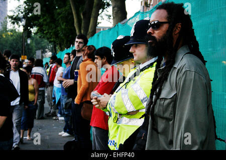 Straßenszene mit Polizei und Rasta in Notting Hill Carnival London. Stockfoto