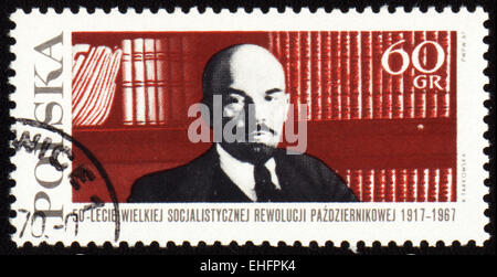 Polen - CIRCA 1967: Eine Briefmarke gedruckt in Polen zeigt Lenin auf Bücherregal Hintergrund Stockfoto