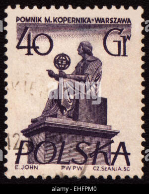 Polen - ca. 1971: eine Briefmarke gedruckt in Polen zeigt Mikolas Kopernikus-Denkmal in Warschau Stockfoto