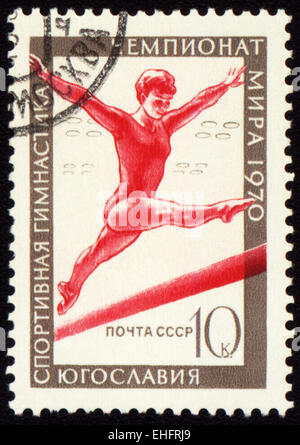 UdSSR - CIRCA 1970: Eine Briefmarke gedruckt in USSR zeigt Frau am Schwebebalken Stockfoto