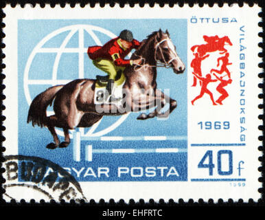 Ungarn - ca. 1969: Eine Briefmarke gedruckt in Ungarn zeigt Pferd springen zeigen Stockfoto