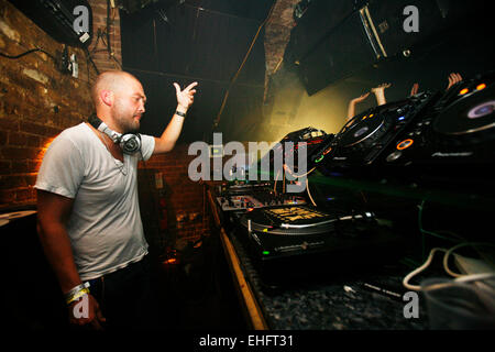 Ben Watt DJing auf TDK Cross Central Festival 2007 auf Leinwand in Kings Cross in London. Stockfoto