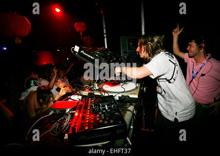 James Zabelia DJing auf TDK Cross Central Festival 2007 auf Leinwand in Kings Cross in London. Stockfoto