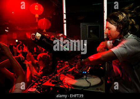 James Zabelia DJing auf TDK Cross Central Festival 2007 auf Leinwand in Kings Cross in London. Stockfoto