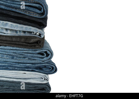 Ein Haufen von Jeans auf weißem Hintergrund Stockfoto