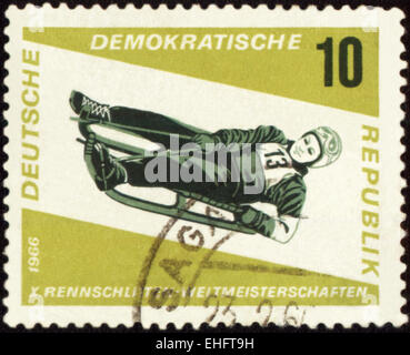 DDR - ca. 1966: Eine Briefmarke gedruckt in DDR (Ostdeutschland) zeigt Abstieg zum Schlitten Stockfoto