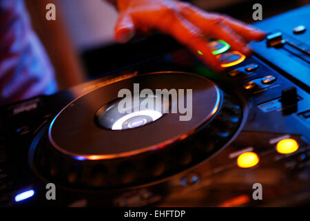 CD-Decks auf TDK Cross Central Festival 2007 auf Leinwand in Kings Cross in London. Stockfoto