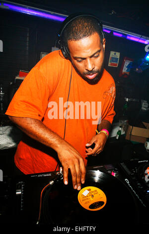 Theo Parrish DJing auf TDK Cross Central Festival 2007 auf Leinwand in Kings Cross in London. Stockfoto