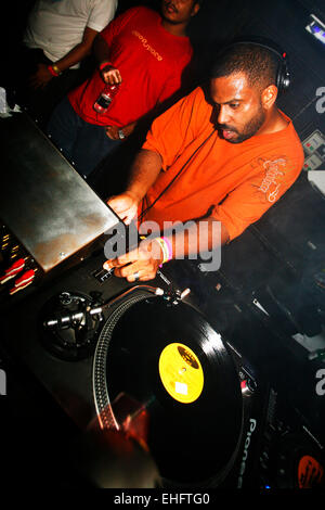 Theo Parrish DJing auf TDK Cross Central Festival 2007 auf Leinwand in Kings Cross in London. Stockfoto