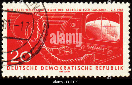 DDR - ca. 1961: Eine Briefmarke gedruckt in DDR (Ostdeutschland) zeigt ersten Kosmonauten Yuri Gagarin in Raumfahrzeugen Kabine Stockfoto