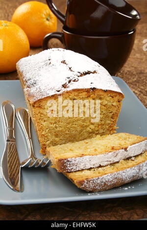 Mandel-Cupcake auf einer Platte anrichten. Stockfoto