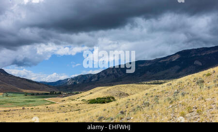 Blick über die zerklüftete Hügellandschaft des Buffalo Bill State Park zeigt die Rocky Mountains in der Nähe von Cody, Wyoming, USA. Stockfoto