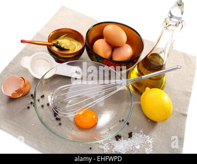 Produkte für Zuhause Zubereitung von Mayonnaise. Stockfoto