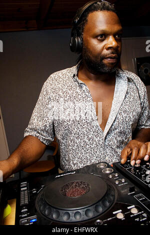 Jazzie B Djing auf seine Back 2 Life Party Antigua. Stockfoto