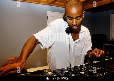 Nigel Gore Djing auf Bull B Back 2 Life Party Antigua. Stockfoto