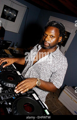 Jazzie B Djing auf seine Back 2 Life Party Antigua. Stockfoto