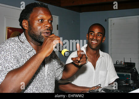 Jazzie B und Back 2 Life Promoter Nigel Gore Antigua. Stockfoto