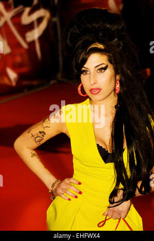 Amy Winehouse kommt bei den Brit Awards London. Stockfoto