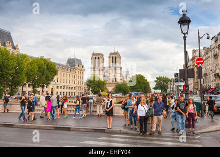 Paris, Frankreich - 7. August 2014: Streetview der Pont Saint-Michel mit Menschen und Kathedrale Notre-Dame de Paris auf eine bac Stockfoto