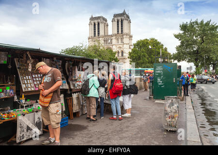 Paris, Frankreich - 7. August 2014: Kleine Kunst- und Souvenir-Geschäfte mit wenige Touristen auf dem Seine Fluss-Ufer Stockfoto