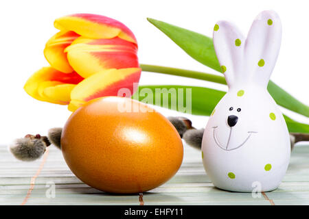 Osterei und Kaninchen mit Tulpe Blume im nest Stockfoto