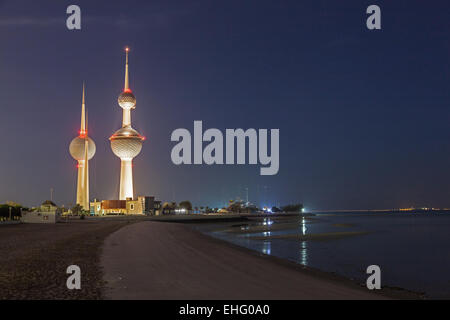 Arabian Gulf Strand und die berühmten Türme von Kuwait Stockfoto