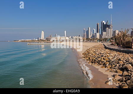 Arabian Gulf Strand und die Skyline von Kuwait-Stadt, Nahost Stockfoto