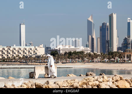 Skyline von Kuwait-Stadt von Shuwaikh Strand Stockfoto