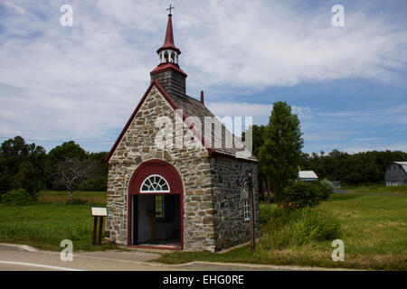 Dieser kleine steinerne Kapelle datiert bis ins 18. Jahrhundert, Isle-au-Coudres, Charlevoix Region, Quebec. Stockfoto