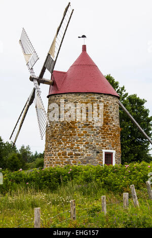 Eine Windmühle treibt Mühlsteine an historischen 1825 Les Moulins de l ' Isle-Aux-Coudres auf Str. Lawrence Fluß wenig Isle-Aux-Coudres Stockfoto