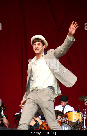 Mark Ronson live beim Glastonbury Festival 2008. Stockfoto