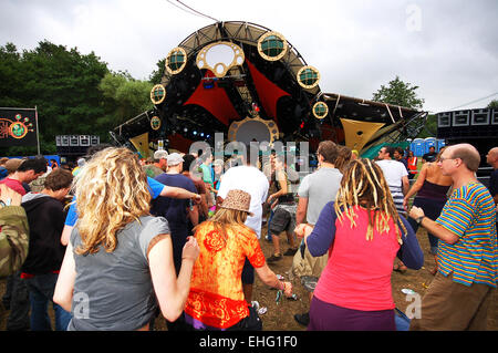 Vor einer Bühne bei Glade Festival 2008 tanzende Menge. Stockfoto