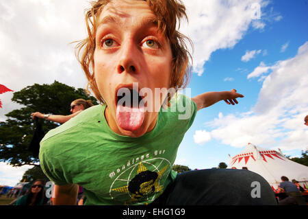 Junger Mann seine Zunge Glade Festival 2008. Stockfoto