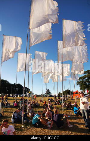 Publikum saß unter Flaggen Glade Festival 2008. Stockfoto