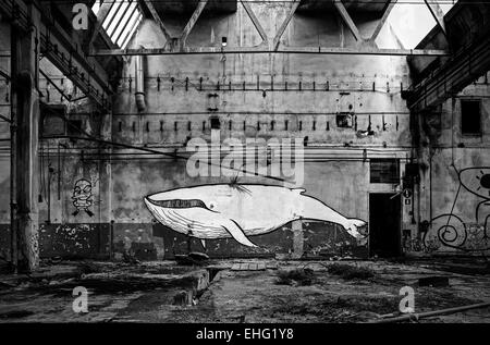 Riesigen Wal Wandbild auf verlassenen Fabrik Wand Stockfoto