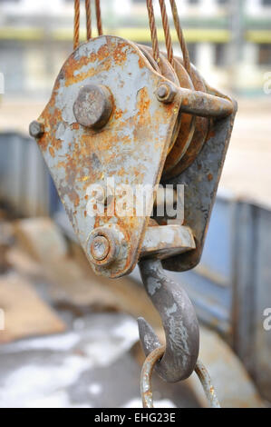 Industrielle Metallhaken Detail Schuss außerhalb einer Fabrik Stockfoto