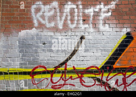 Graffiti auf einer roten Wand in Berlin Stockfoto