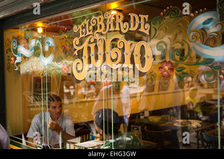 Argentinien, Buenos Aires, Avenida Pres Roque Sáenz Peña, El, Bar, de Julio, Fileteado beschriftet Schild am Fenster Stockfoto