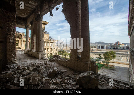 Zerstörten Korridor von Darul-Aman-Palast während Mujahideen Gruppen kämpften für Steuerung von Kabul in den frühen 1990er Jahren und Gebäude des neuen Parlaments am Hintergrund, Kabul, Afghanistan Stockfoto