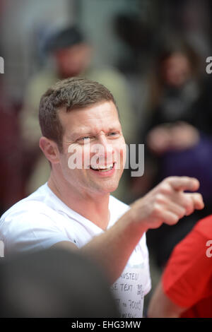 BBC Television Centre, London, UK. 13. März 2015. Dermot O'Leary hält ein "Tag der Tanz", für 24 Stunden für Red Nose Day Tanz versucht. Bildnachweis: Matthew Chattle/Alamy Live-Nachrichten Stockfoto