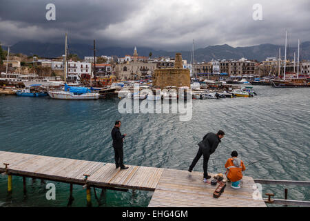 Männer Angeln im Hafen von Girne (Kyrenia), Nordzypern Stockfoto