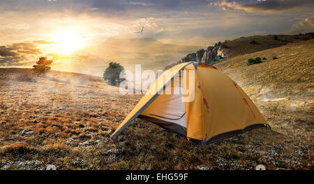 Tourist-Zelt in herbstliche Bergwelt bei Sonnenaufgang Stockfoto