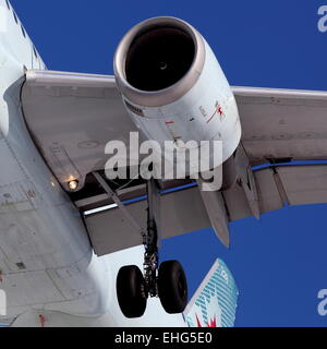 Die Close up von Motor und Fahrwerk des Airbus A320 C-FPDN Air Canada auf Finale nähern YOW Ottawa Kanada, 12. März 2015 Stockfoto