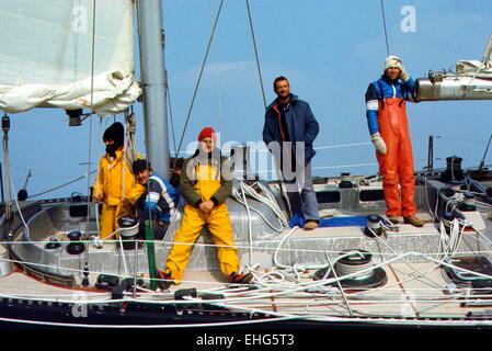 AJAXNETPHOTO - 23. MÄRZ, 1976.PORTSMOUTH, ENGLAND. -ENDE DES DREIECKS - FRANZÖSISCHE YACHT PEN DUICK VI SKIPPERED DURCH ERIC TABARLY (2. VON RECHTS) 12 MEILEN VOR DEM ZIEL VON RIO DE JANEIRO - PORTSMOUTH ETAPPE DES RENNENS ATLANTIK DREIECK.  FOTO: JONATHAN EASTLAND/AJAX Stockfoto