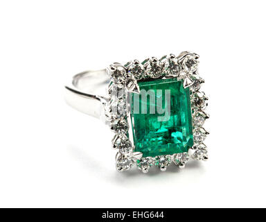 Square Emerald und Diamond cluster Ring. Stockfoto