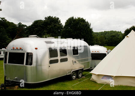 Kultige Airstream "silver Bullet" Wohnwagen auf einem Festival in England. Stockfoto