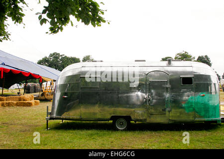 Kultige Airstream "silver Bullet" Wohnwagen auf einem Festival in England. Stockfoto