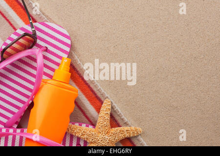 Accessoires für den Strand, die liegen auf dem Sand, mit Platz für Ihren text Stockfoto